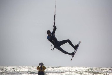 11 Ağustos 2019, Liepaja, Letonya: Baltık Denizi Güneşli Yaz Gününün Kiteboardcuları ve Kitesurfers. Uçurtma sörfü ve uçurtma tahtasına atlama 