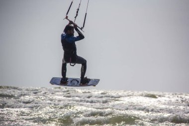 11 Ağustos 2019, Liepaja, Letonya: Baltık Denizi Güneşli Yaz Gününün Kiteboardcuları ve Kitesurfers. Uçurtma sörfü ve uçurtma tahtasına atlama 