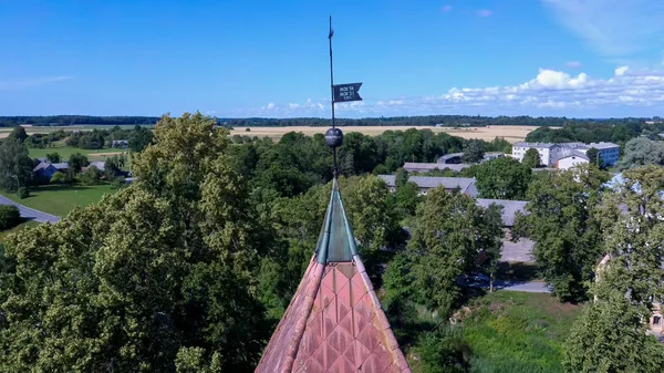 Aerial Dron Shot Kościoła Luterańskiego Cirava Aizpute Łotwa Słoneczny Dzień — Zdjęcie stockowe