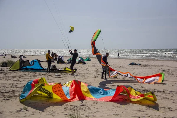 Augustus 2019 Liepaja Letland Kiteboarders Kitesurfers Van Baltische Zee Zonnige — Stockfoto
