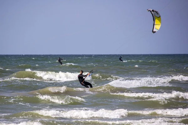 Agosto 2019 Liepaja Letonia Kiteboarders Kitesurfers Baltic Sea Sunny Summer —  Fotos de Stock