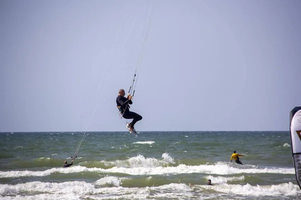 Agosto 2019 Liepaja Letonia Kiteboarders Kitesurfers Baltic Sea Sunny Summer —  Fotos de Stock