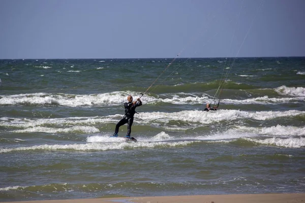 Agosto 2019 Liepaja Letonia Kiteboarders Kitesurfers Baltic Sea Sunny Summer —  Fotos de Stock