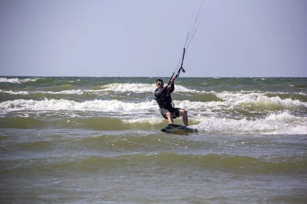 Agosto 2019 Liepaja Letonia Kiteboarders Kitesurfers Baltic Sea Sunny Summer —  Fotos de Stock