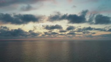 Dron Seaafter Sunset 'in üzerinde uçuyor. Güzel Deniz Günbatımı Üstgeçidi Hava Aracı Çekimi. Denizin Üzerinde Gün Doğumu. Letonya, Baltık Denizi 'nde Renkli Gün Batımı