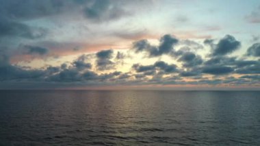 Dron Seaafter Sunset 'in üzerinde uçuyor. Güzel Deniz Günbatımı Üstgeçidi Hava Aracı Çekimi. Denizin Üzerinde Gün Doğumu. Letonya, Baltık Denizi 'nde Renkli Gün Batımı