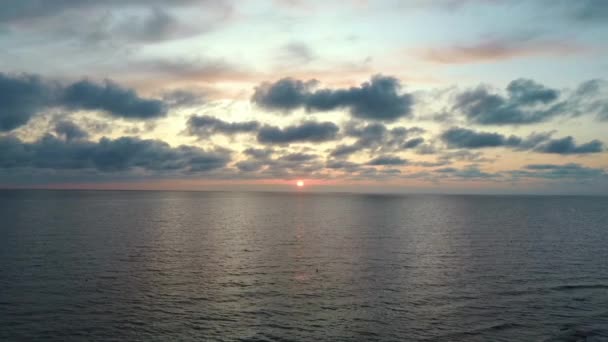 Draken Flyger Över Havet Efter Solnedgången Vackra Havet Solnedgång Flyover — Stockvideo