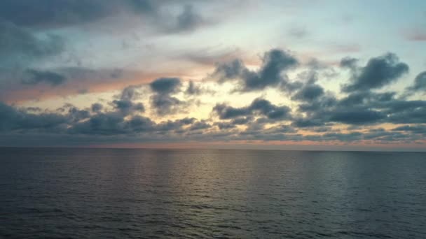 Drohne Fliegt Nach Sonnenuntergang Über Das Meer Schöne Meer Sonnenuntergang — Stockvideo