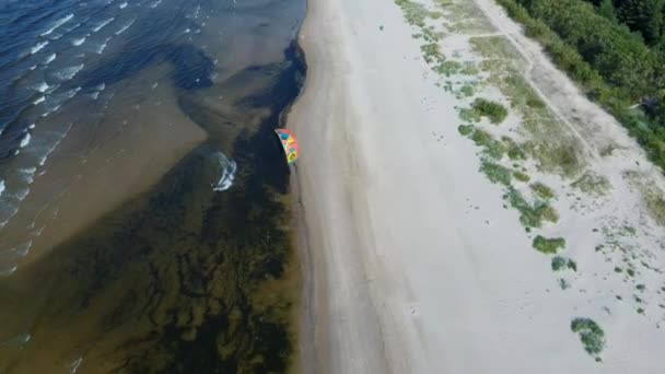 Aerial Shot Kiteboarders Kitesurfers Baltic Sea Latvia Aerial Drone View — стоковое видео