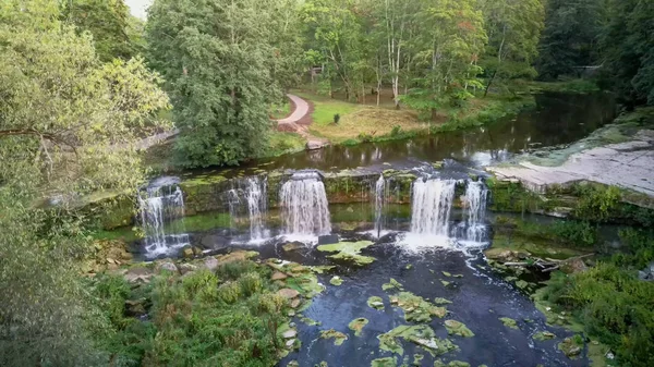 キーラの滝エストニアの空中ビューキーラ農村自治体のHarju郡のKeila川に位置しています 高さ6メートル 幅10メートルで エストニアで3番目に大きな滝です — ストック写真