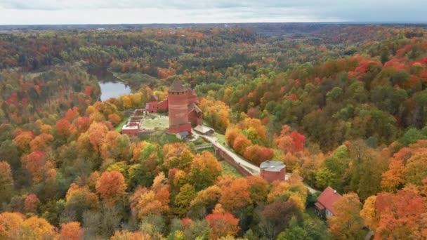 Paisagem Aérea Outono Vista Castelo Turaida Velho Construir Partir Tijolos — Vídeo de Stock