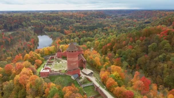 Paisagem Aérea Outono Vista Castelo Turaida Velho Construir Partir Tijolos — Vídeo de Stock