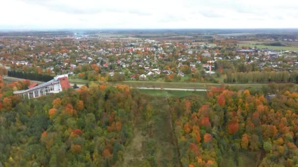 Herbstlandschaft Luftaufnahme Der Bob Und Skelettbahn Rodelbahn Sigulda Inmitten Farbenfroher — Stockvideo