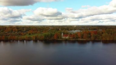 Koknese Evanjelik Luteryan Kilisesi ve Daugava Nehri 'nin Koknese Letonya' da sonbahar havası. Hava Görünümü.