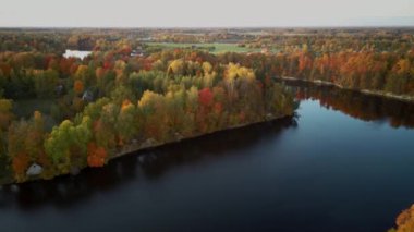 Koknese Letonya 'da bulunan Eski Koknese Kalesi ve Daugava Nehri Sonbahar Havacılık Görünümü. Ortaçağ Kalesi. 13. yüzyıldan kalma Eski Taş Kale Kalesinin Hava Görüntüsü