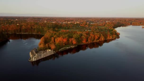 秋天的空中景观位于拉脱维亚科肯尼斯的老科肯尼斯城堡废墟和多加瓦河 中世纪城堡依然存在 十三世纪古石城堡废墟的空中景观 — 图库视频影像