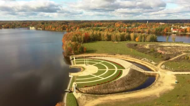 Jesienny Pejzaż Lotniczy Nad Ogrodem Przeznaczenia Koknese Łotwie Skansen Liktendarzs — Wideo stockowe