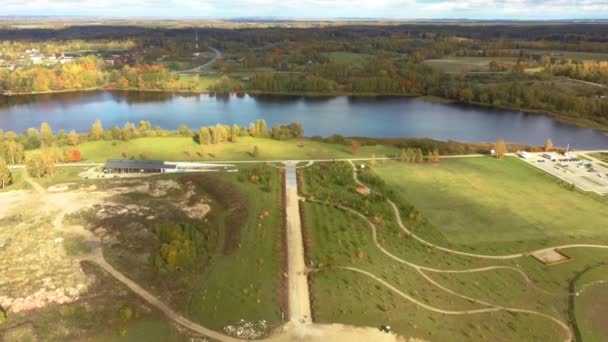 Jesienny Pejzaż Lotniczy Nad Ogrodem Przeznaczenia Koknese Łotwie Skansen Liktendarzs — Wideo stockowe