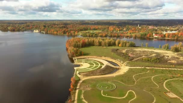 Jesienny Pejzaż Lotniczy Nad Ogrodem Przeznaczenia Koknese Łotwie Skansen Liktendarzs — Wideo stockowe