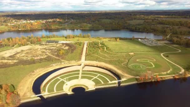 Jesienny Pejzaż Lotniczy Nad Ogrodem Przeznaczenia Koknese Łotwie Skansen Liktendarzs — Wideo stockowe