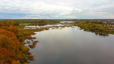 Doles Sala, Letonya 'nın en büyük ikinci adasıdır. Bu bir yarımada, Daugava Nehri 'nde, Riga sınırına yakın. Hava Dron Atışı. Güneşli Sonbahar Günü.