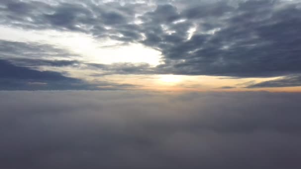 日の出の間に雲の上を飛ぶ 夕方には霧の雲にドローンを飛んでいます 空中ドロンシュート — ストック動画