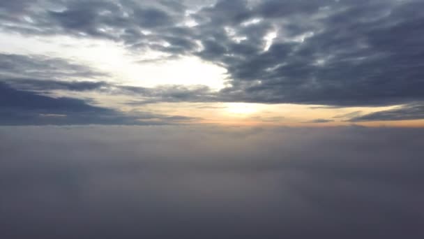 日の出の間に雲の上を飛ぶ 夕方には霧の雲にドローンを飛んでいます 空中ドロンシュート — ストック動画