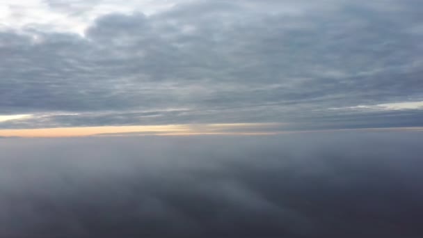 Vlieg Boven Wolken Tijdens Zonsopgang Flying Drone Misty Clouds Avond — Stockvideo