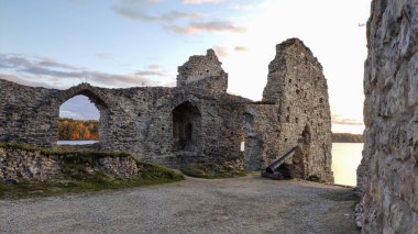 Koknese Letonya 'da bulunan Sonbahar Manzarası Eski Koknese Kalesi kalıntıları ve Daugava Nehri. Ortaçağ Kalesi. 13. yüzyıldan kalma Eski Taş Kale Kalesinin Hava Görüntüsü