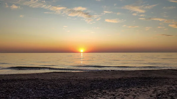 Piękny Kolorowy Krajobraz Wschodu Słońca Piaszczystą Plażą Złotym Słońcem Kamieniami — Zdjęcie stockowe