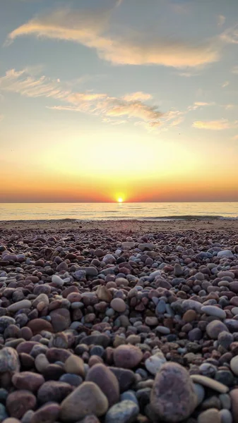 Piękny Kolorowy Krajobraz Wschodu Słońca Piaszczystą Plażą Złotym Słońcem Kamieniami — Zdjęcie stockowe