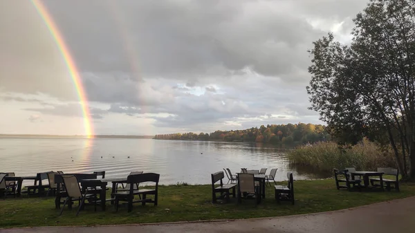 Doppio Arcobaleno Sul Lago Lettonia Tavolo Caffè Con Sedie Sullo — Foto Stock