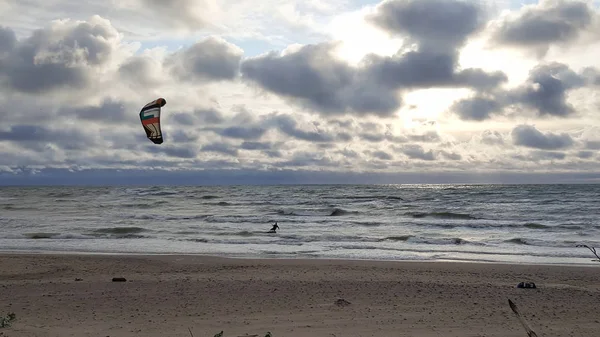 Jurkalne Латвія Kiteboarder Kitesurfers Baltic Sea Sunny Summer Day Man — стокове фото