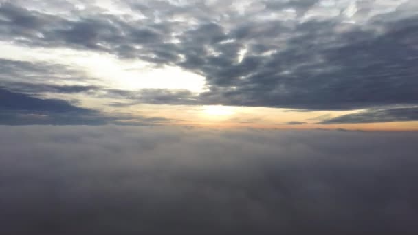 Gün Doğumunda Bulutların Üzerinde Uçun Akşam Vakti Drone Bulutların Arasına — Stok video