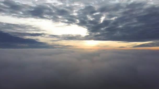 Vlieg Boven Wolken Tijdens Zonsopgang Flying Drone Misty Clouds Avond — Stockvideo