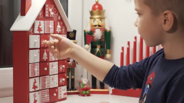 Glad Liten Pojke Tar Söt Från Adventskalender House Form Med — Stockvideo