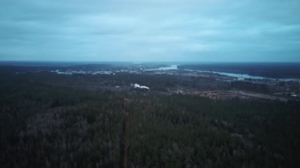 観測塔への空中撮影ラトビアのオグレ市にある古いDubkalnu砂採石場 オグレブルーマウンテン自然公園 サンライズのデュカルヌ貯水池 背景にあるオグレ市とドーガヴァ川 — ストック動画