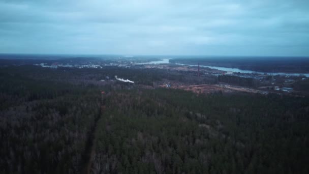 観測塔への空中撮影ラトビアのオグレ市にある古いDubkalnu砂採石場 オグレブルーマウンテン自然公園 サンライズのデュカルヌ貯水池 背景にあるオグレ市とドーガヴァ川 — ストック動画