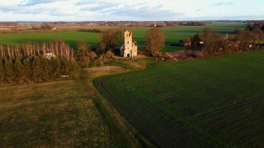 Lielupe nehrinin kıyısındaki Salgale Letonya 'daki Lutheran Kilisesi' nin kalıntıları. Salgales Lutheran Kilisesi 18. yüzyılın başlarında inşa edildi. Kilise 2. Dünya Savaşı sırasında yok edildi.