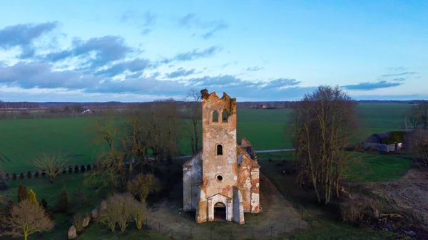 Lielupe Aerial View河岸附近Salgale Latvia的Lutheran教堂的废墟 Salgales路德教会建于18世纪初 这座教堂在第二次世界大战期间被毁了 — 图库照片