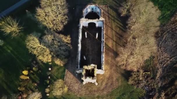 Ruinen Der Lutherischen Kirche Salgale Lettland Der Nähe Des Ufers — Stockvideo