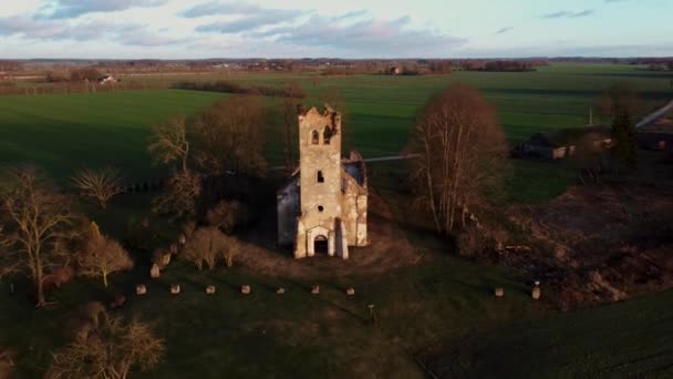 Ruiny Kościoła Luterańskiego Salgale Łotwa Pobliżu Brzegu Rzeki Lielupe Widok — Wideo stockowe