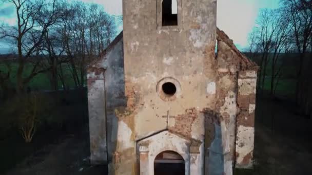 Ruïnes Van Lutherse Kerk Salgale Letland Vlakbij Oever Van Rivier — Stockvideo