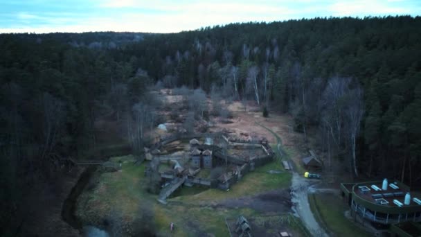 Vista Aérea Del Castillo Wooden Bosque Río Tervete Parque Natural — Vídeo de stock