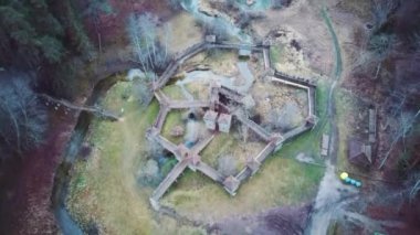 Tervete Doğa Parkı 'ndaki Tahta Şato, Orman ve Nehir Tervete' nin hava görüntüsü. Letonya 'da turistlerin ilgisini çekiyor. Kış Akşamı Gündoğumu. Ormana park et, Cücelerin Tahta Heykelleriyle, Canavarlarla