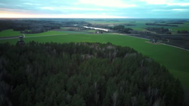 テルベテ自然公園の森の中の木造展望台の日の出空中ビュー ラトビアの観光スポット — ストック動画