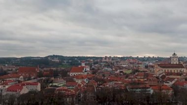 Yüksek Noktadan Kış Günü Vilnius Litvanya Şehir Manzarası. Fly 'daki Kargalar. Eski Şehir.