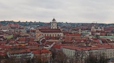 Yüksek Noktadan Kış Günü Vilnius Litvanya Şehir Manzarası. Fly 'daki Kargalar. Eski Şehir.