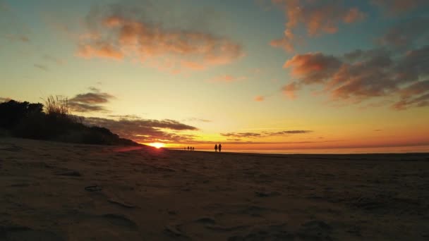 Pôr Sol Timelapse Acima Mar Báltico Letónia Caminhando Pessoas Silhueta — Vídeo de Stock