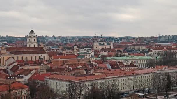 Stadsutsikt Över Vilnius Litauen Från Hög Punkt Vinterdagen Kråkor Flyget — Stockvideo